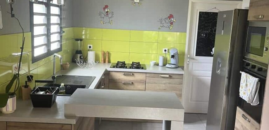À vendre une villa T5 en duplex avec piscine située dans un environnement calme à Petite île Réunion