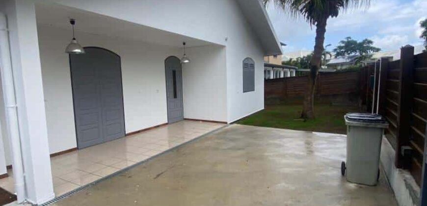 Location une charmante villa T4 de 88.91 m2 avec jardin située à La Grande Montée Sainte Marie Réunion