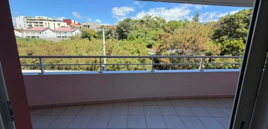 À vendre un appartement T3 de 51m2 proche des commerces à Sainte Clotilde Réunion