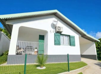 À vendre une jolie maison T4 avec jardin dans une impasse calme à Sainte Clotilde Réunion