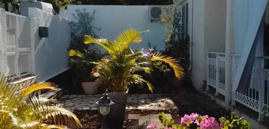 À vendre une spacieuse villa T5/6 en duplex avec petite vue mer située à Terre Sainte Réunion