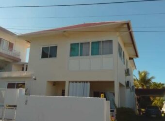 À vendre une spacieuse villa T5/6 en duplex avec petite vue mer située à Terre Sainte Réunion