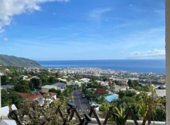 À vendre un appartement de type F2 dans une résidence avec vue mer et montagne à Sainte Clotilde, Réunion