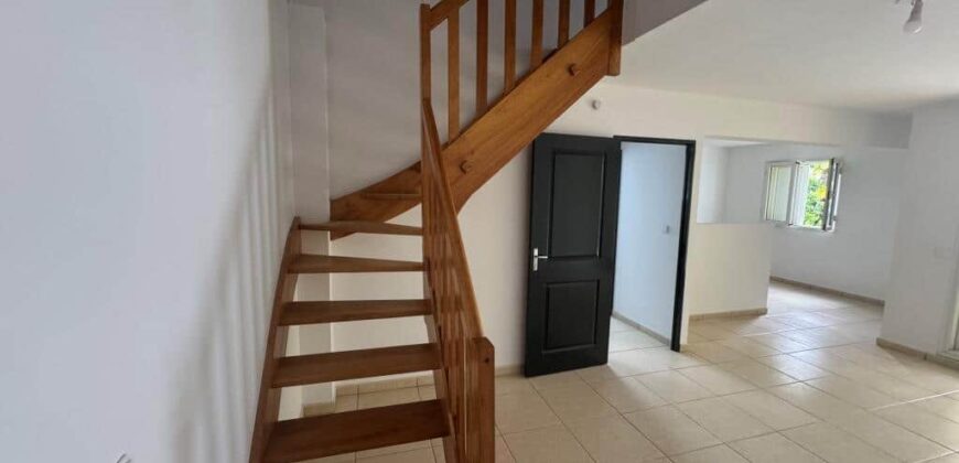 À vendre joli duplex T2/3 rénové d’environ 74 m2 situé proche du centre-ville du Tampon Réunion