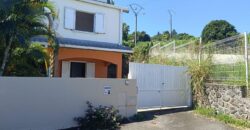À vendre une charmante villa en duplex de 88.50 m2 sur un terrain de 140 m2 située à La Ravine des Cabris Réunion