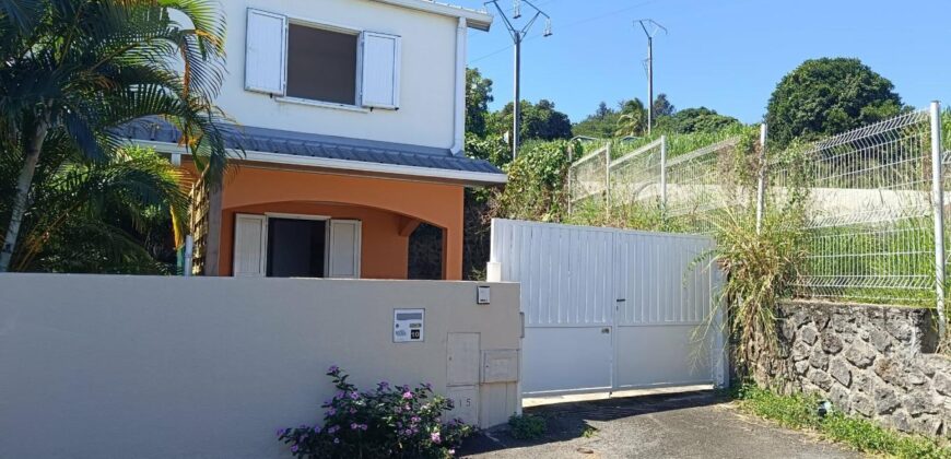 À vendre une charmante villa en duplex de 88.50 m2 sur un terrain de 140 m2 située à La Ravine des Cabris Réunion