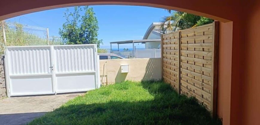 À vendre une charmante villa en duplex de 88.50 m2 sur un terrain de 140 m2 située à La Ravine des Cabris Réunion