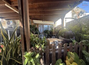 En vente une maison T4 mitoyenne de 105m2 sur un terrain de 128m2 proche centre ville du Port Réunion