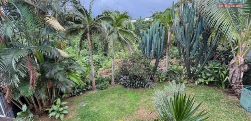 À vendre une grande maison T7/8 der 195m2 sur un terrain 698m2 dans le quartier Ruisseau Blanc à La Montagne Saint Denis Réunion