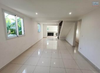 Location d’un lumineux appartement en duplex avec grande terrasse à Sainte-Anne Réunion
