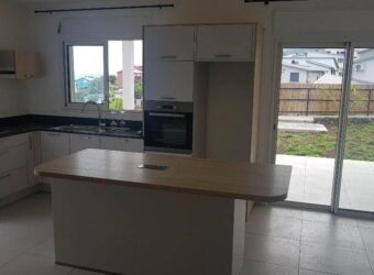 Location d’une villa récente de 97 m2 habitable avec jardin située à Saint Leu, Réunion