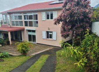 Location d’une spacieuse villa F5 de 189m2 avec jardin à Sainte Suzanne Réunion