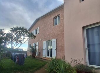 À louer une spacieuse maison sur deux niveaux dans une impasse calme à Saint Gilles Les Hauts Réunion
