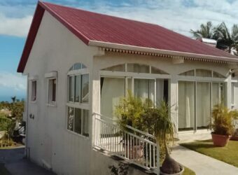 À vendre une villa T5 en duplex sur un terrain de 415 m2 située au 11ème Km du Tampon Réunion