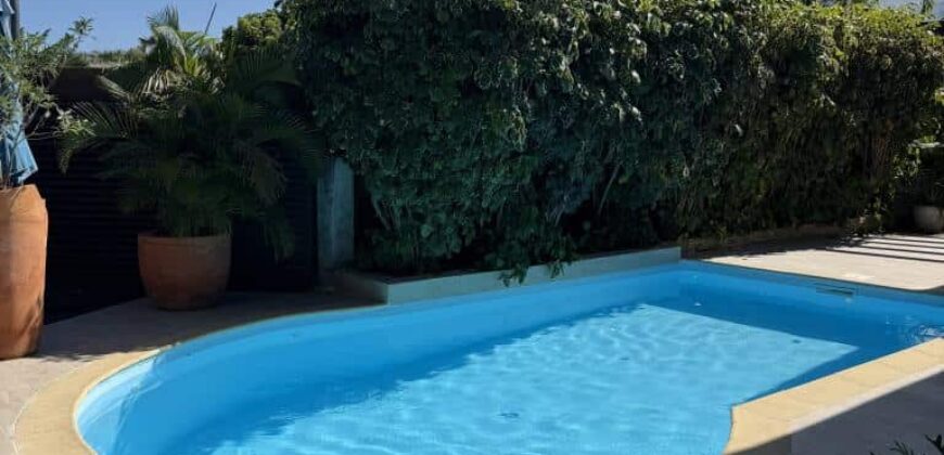 Louez cette belle villa T5 de 116.92 m2 avec piscine située dans une résidence privée à Saint Louis Réunion