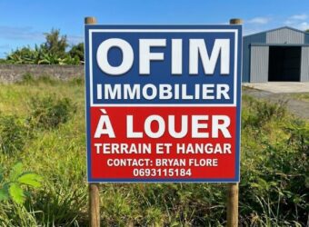 À louer terrain de 1103 m2 avec Hangar et studio situé à Sainte marie Réunion