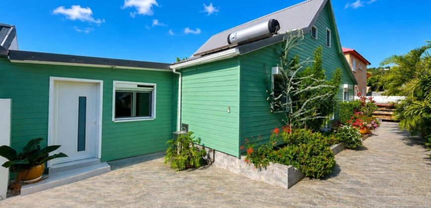 À vendre une superbe villa familiale T4 avec studio indépendant sur un terrain de 421 m2 située à Plateau Caillou Réunion