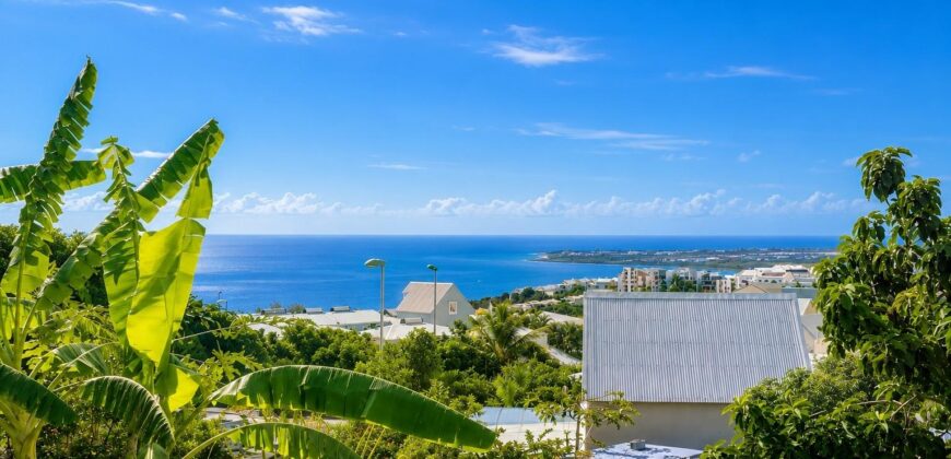 À vendre une superbe villa familiale T4 avec studio indépendant sur un terrain de 421 m2 située à Plateau Caillou Réunion