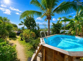À vendre une superbe villa familiale T4 avec studio indépendant sur un terrain de 421 m2 située à Plateau Caillou Réunion