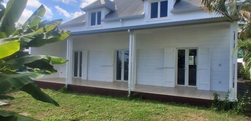 En vente une grande maison sur un terrain de 634m2 à Saint Gilles Les Hauts, Réunion