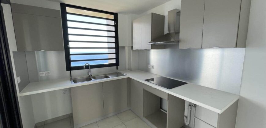 À louer un appartement T4 neuf offrant vue mer et montagne à Saint Leu Réunion
