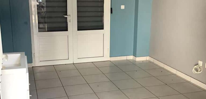 À louer un local professionnel idéalement situé proche du centre-ville à la Ravine des Cabris Réunion