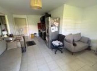 À vendre un appartement T2 de 43,21 m² avec varangue et place de parking à Sainte-Clotilde Réunion