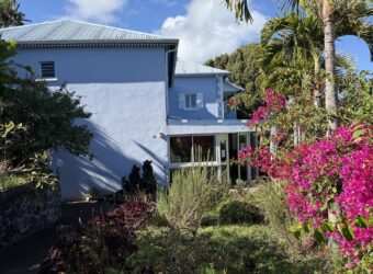 À vendre une grande propriété d’environ 400 m2 sur un terrain de 2830 m2 située aux Avirons