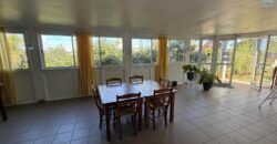 À vendre une grande propriété d’environ 400 m2 sur un terrain de 2830 m2 située aux Avirons