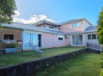 À louer une belle villa T7 meublée de 193 m2 située dans un environnement calme au Tampon Réunion