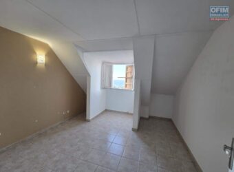 À louer un appartement duplex F4/5 de 85 m² à la Résidence Les Terrasses de Montgaillard Réunion