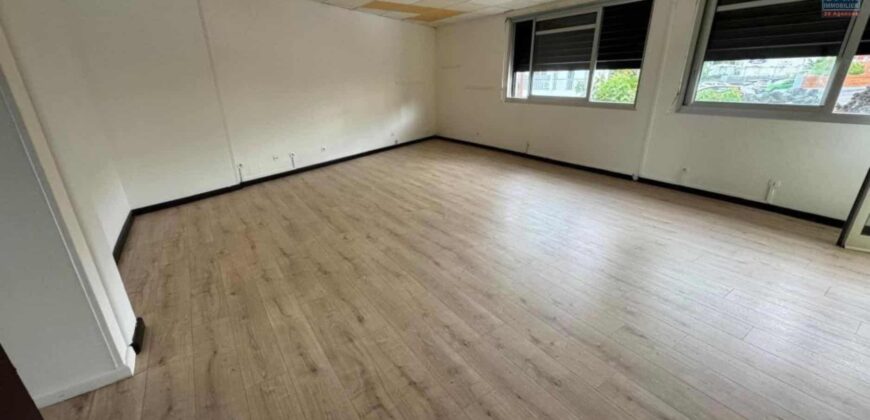 À louer un local professionnel ou commercial d’environ 66 m2 situé en plein centre-ville du Tampon