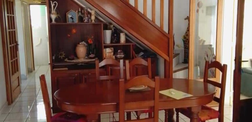À vendre villa T5 en duplex avec vue mer située dans un quartier calme au 11e km du Tampon Réunion
