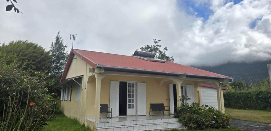 Location d’une villa F4 meublée de plain-pied avec cour clôturée à La Plaine-des-Palmistes Réunion
