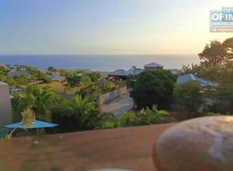 À vendre une villa T4 récente de 120 m2 avec piscine et vue mer située à Stella Saint Leu Réunion