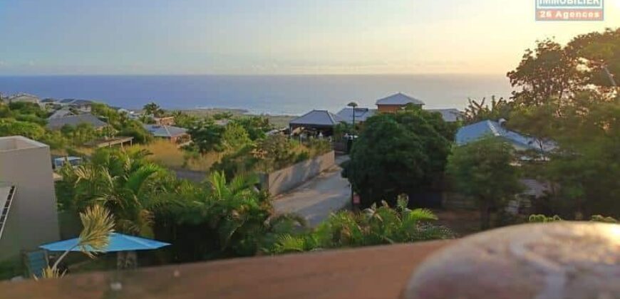 À vendre une villa T4 récente de 120 m2 avec piscine et vue mer située à Stella Saint Leu Réunion