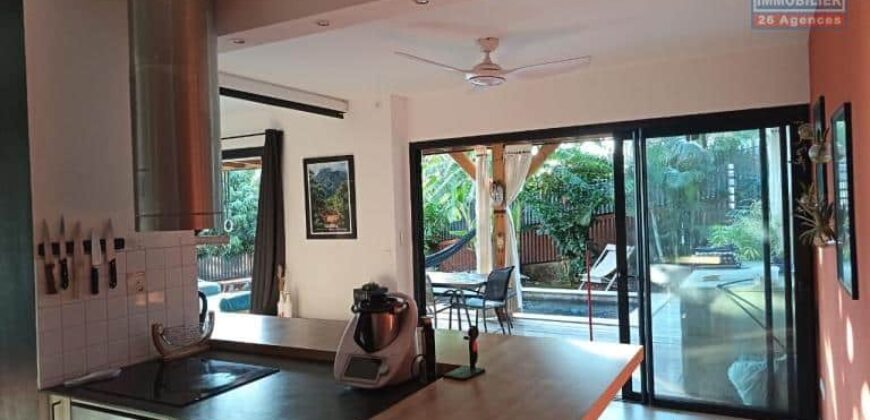 À vendre une villa T4 récente de 120 m2 avec piscine et vue mer située à Stella Saint Leu Réunion