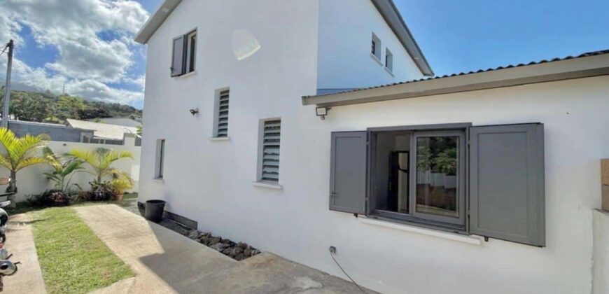 En vente une superbe villa T5 récente avec piscine au cœur d’un quartier prisé de La Rivière Saint-Louis Réunion