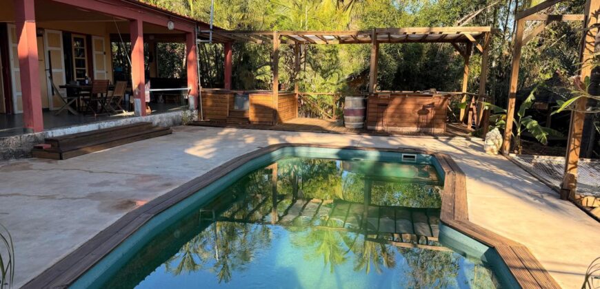 À vendre une villa F5 de 152 m2 avec piscine sur un vaste terrain de 1467 m2 située à Saint Paul