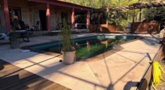 À vendre une villa F5 de 152 m2 avec piscine sur un vaste terrain de 1467 m2 située à Saint Paul
