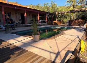 À vendre une villa F5 de 152 m2 avec piscine sur un vaste terrain de 1467 m2 située à Saint Paul