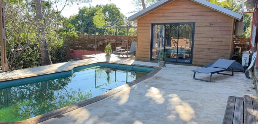 À vendre une villa F5 de 152 m2 avec piscine sur un vaste terrain de 1467 m2 située à Saint Paul