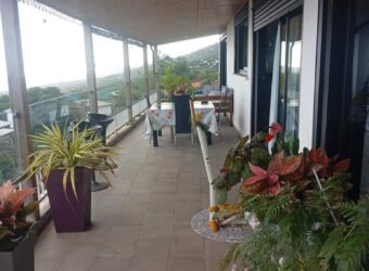 À vendre une villa moderne avec varangues et vue mer exceptionnelle à l’Étang Saint-Leu Réunion