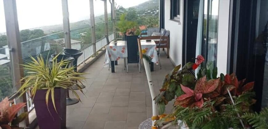 À vendre une villa moderne avec varangues et vue mer exceptionnelle à l’Étang Saint-Leu Réunion
