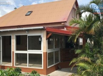 À louer une villa T5 de 143 m2 située dans une résidence privée et calme à  Saint Pierre Réunion