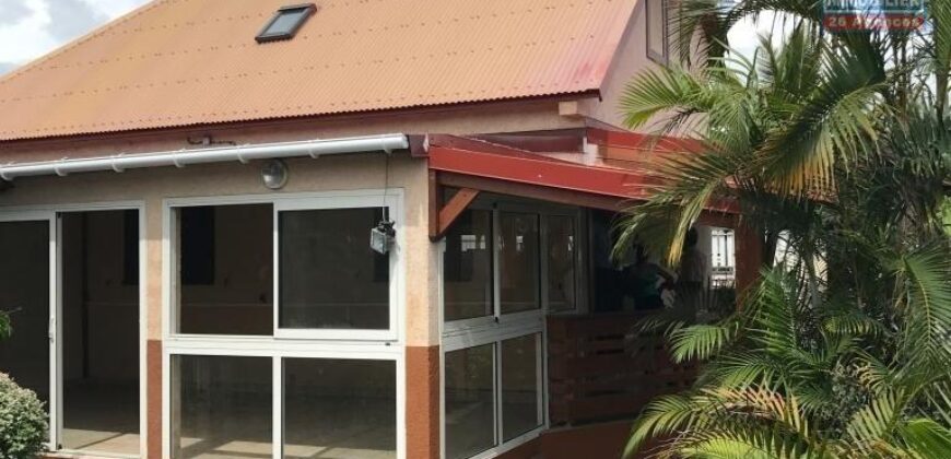 À louer une villa T5 de 143 m2 située dans une résidence privée et calme à  Saint Pierre Réunion