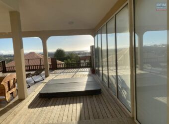 À vendre une spacieuse villa de 241 m² avec vue sur l’océan Indien à La Possession Réunion.