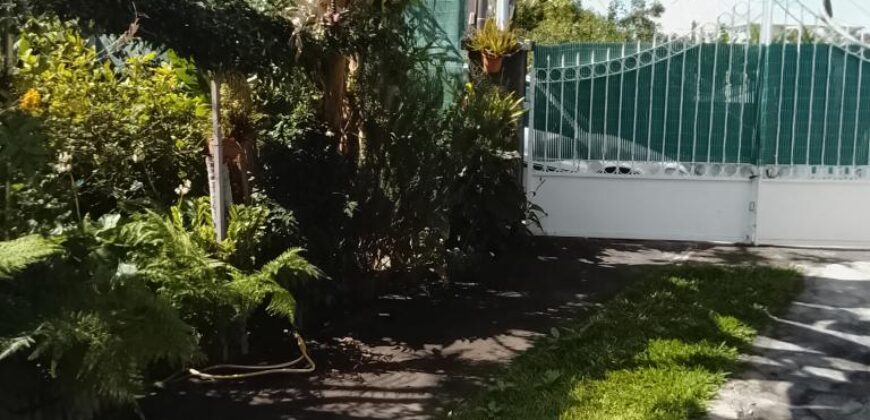 À vendre villa T5 avec deux dépendances située dans le secteur des 400 à Saint-Pierre Réunion