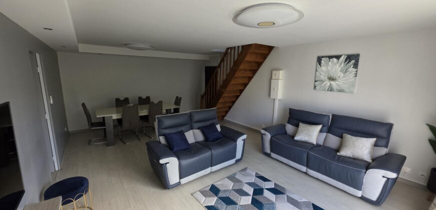 En vente un charmant appartement T5 duplex meublé de 124 m² à Sainte-Clotilde Réunion