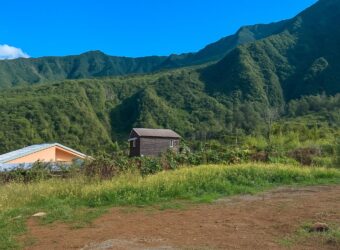 À vendre un terrain constructible de 493 m² situé dans le quartier des Makes à La Rivière Saint-Louis Réunion